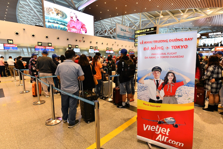 Passengers are at the check-in counter to board for the first flight connecting Da Nang and Tokyo