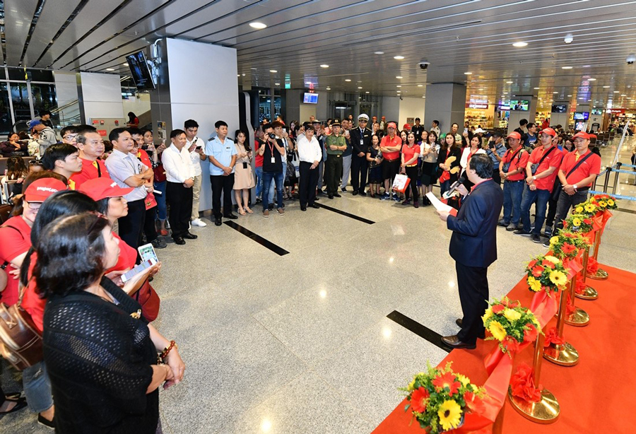 Vietjet Vice President Nguyen Duc Thinh remarks the new route’s opening at Da Nang International Airport.