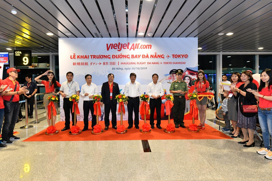 Vietjet Vice President Nguyen Duc Thinh and Mr. Dang Viet Dung (middle) Permanent Vice Chairman of People’s Committee of Danang City and leaders of Da Nang International Airport co-joint for a ribbon cutting to mark Vietjet’s fifth route to Japan