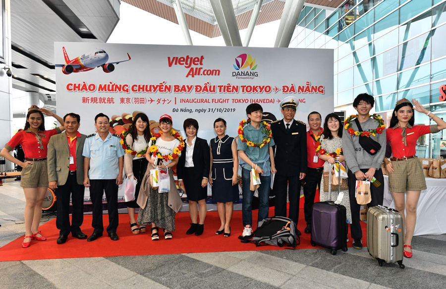 Passengers on inaugural flight arriving from Tokyo are warmly welcomed at Da Nang International Airport