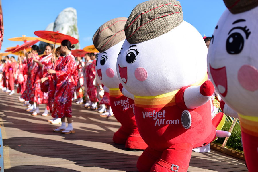 Passengers on inaugural flight arriving from Tokyo are warmly welcomed at Da Nang International Airport