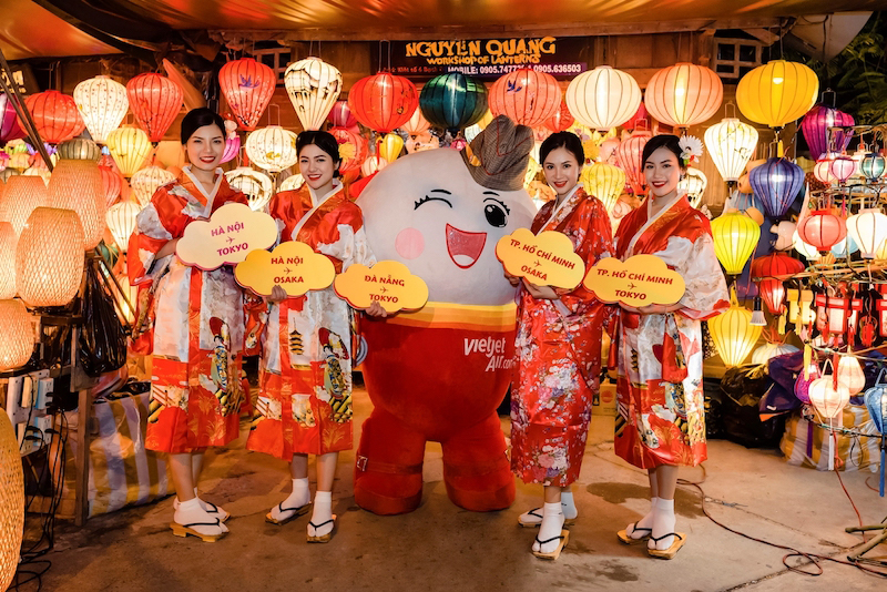 Passengers on inaugural flight arriving from Tokyo are warmly welcomed at Da Nang International Airport